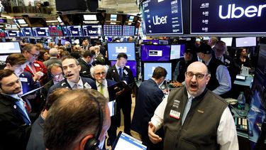 Agentes de Wall Street durante la jornada de salida a bolsa de Uber, este 10 de mayo de 2019, en Nueva York, EEUU.