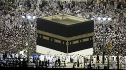 Fieles&nbsp;musulmanes&nbsp;oran alrededor del sagrado Kaaba en la Gran Mezquita en la Meca (Arabia Saudita).