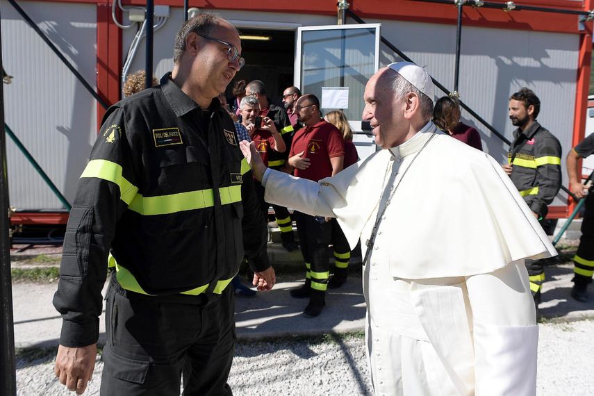 Papa Francisco saluda a sus fieles en la localidad de Cittareale, Italia