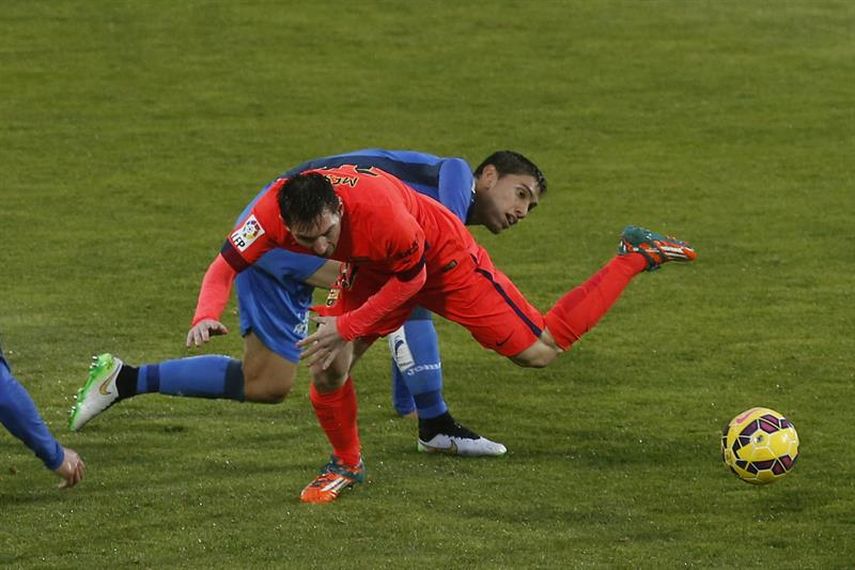 Messi cae ante la defensiva del Getafe. (EFE)