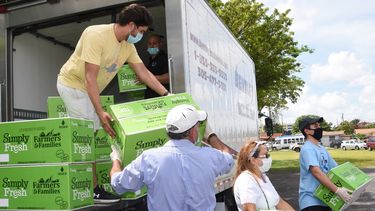 Entrega de cajas de alimentos para 75 familias con niños con discapacidad. 