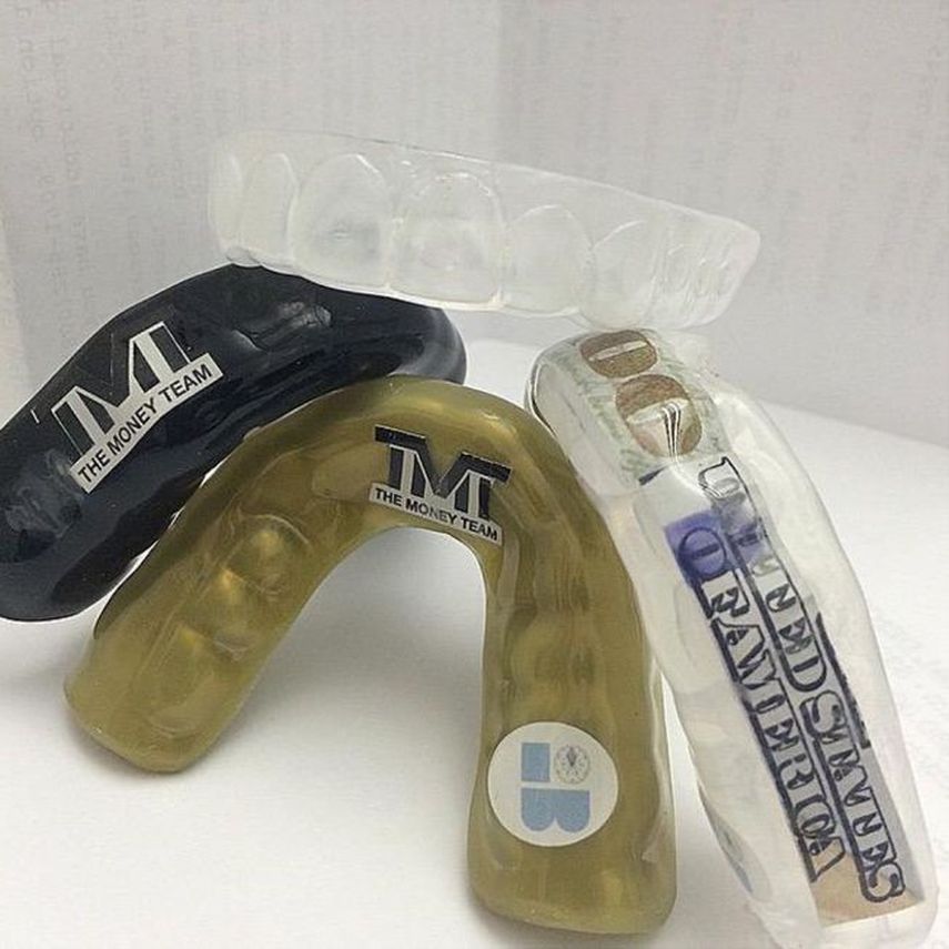 Los protectores bucales de Mayweather contienen un billete de 100 dólares y uno que otro diamante. (CORTESÍA)