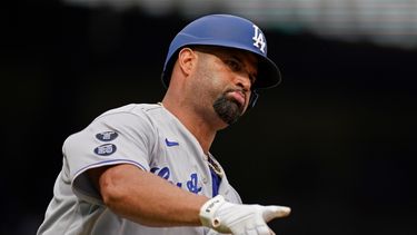 Albert Pujols, de los Dodgers, apunta mientras recorre las bases luego de conectar un jonrón solitario&nbsp;