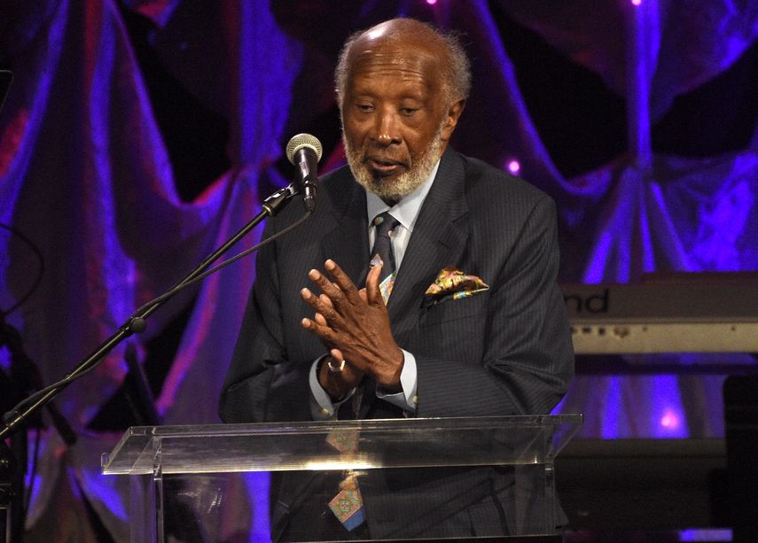 Clarence Avant, ganador del premio Grammy a los Íconos de la industra 2019, habla en la Gala Pre-Grammy en el Beverly Hilton Hotel el sábado 9 de febrero de 2019.