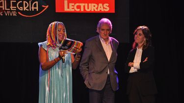 Áurea Díaz Escriu, directora general de RBA Revistas, recibe el Premio Alegría de Vivir - Éter, que entrega Lucrecia en Barcelona.&nbsp;