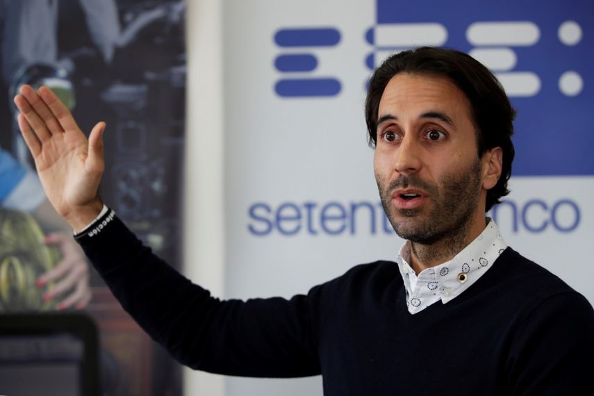 El portavoz de la campaña No a la reelección, Iván Chanis, habla durante una entrevista con Efe este miércoles en ciudad de&nbsp;Panamá&nbsp;(Panamá).