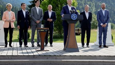 El presidente de los Estados Unidos, Joe Biden, se dirige a la prensa. Mientras (de izquierda a derecha) la presidenta de la Comisión Europea, Ursula von der Leyen, el primer ministro de Japón, Fumio Kishida, el primer ministro de Canadá, Justin Trudeau, el canciller de Alemania, Olaf Scholz, el primer ministro de Italia, Mario Draghi, y el presidente del Consejo Europeo, en el castillo de Elmau, en el sur de Alemania, el 26 de junio de 2022.