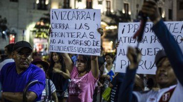 Una mujer sostiene un cartel que dice Vizcarra, cierra las fronteras. No a la entrada de delincuentes venezolanos, refiriéndose al presidente peruano Martin Vizcarra, durante una protesta contra la migración venezolana en la plaza San Martín en Lima el 25 de febrero de 2020. Alrededor de 850,000 Los venezolanos han emigrado a Perú en los últimos cuatro años.