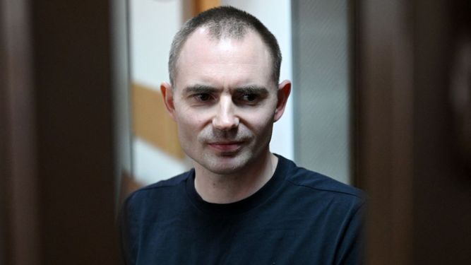 Maxim Kruglov, político de la oposición rusa y vicepresidente del partido político liberal Yabloko, acusado de difundir información falsa sobre el ejército ruso, asiste a la lectura de su veredicto en un tribunal de Moscú el 24 de junio de 2026. (Foto de Igor Ivanko / AFP)