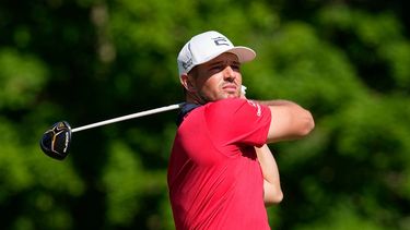 El excampeón del U.S Open Bryson DeChambeau realiza su tiro de salida al segundo hoyo en el Memorial, el viernes 3 de junio de 2022, en Dublin, Ohio&nbsp;