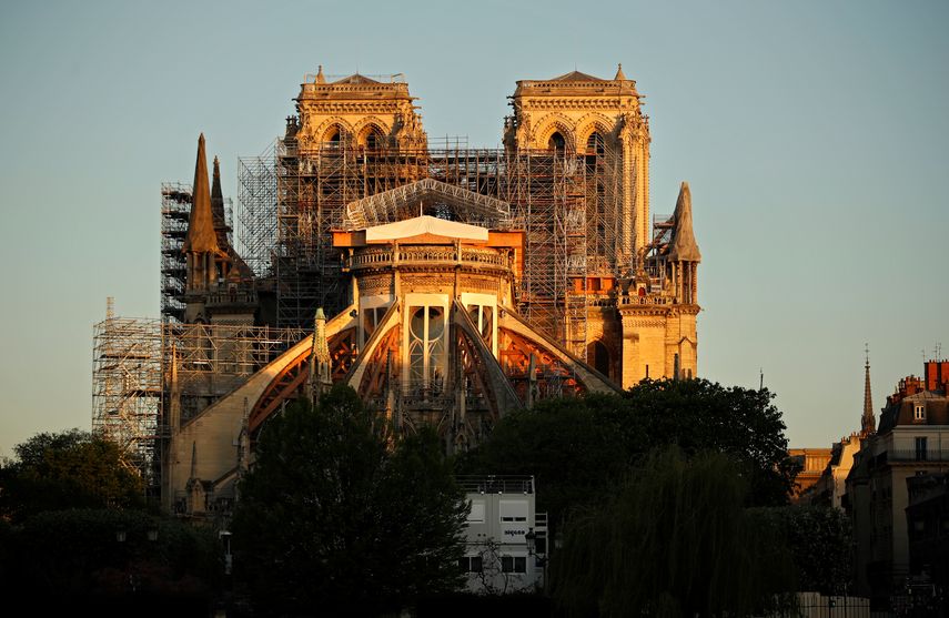 Esta foto de archivo tomada el 14 de abril de 2020 muestra la Catedral de Notre Dame de Par&iacute;s al amanecer en la v&iacute;spera del primer aniversario del violento incendio que destruy&oacute; una gran parte del monumento.&nbsp;