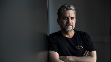 En esta foto de archivo tomada el 17 de septiembre de 2022, el director cubano Pavel Giroud posa durante el 70º Festival Internacional de Cine de San Sebastián, donde presenta la película El caso Padilla / The Padilla affair, sobre Heberto Padilla, en la ciudad vasca de San Sebastián, en el norte de España.