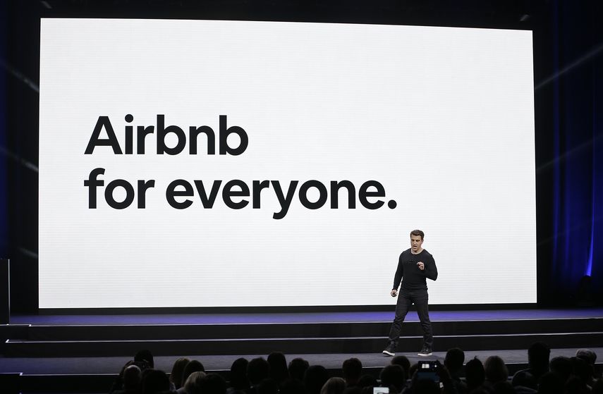 Cofundador y gerente general de Airbnb, Brian Chesky, habla en un evento en San Francisco.