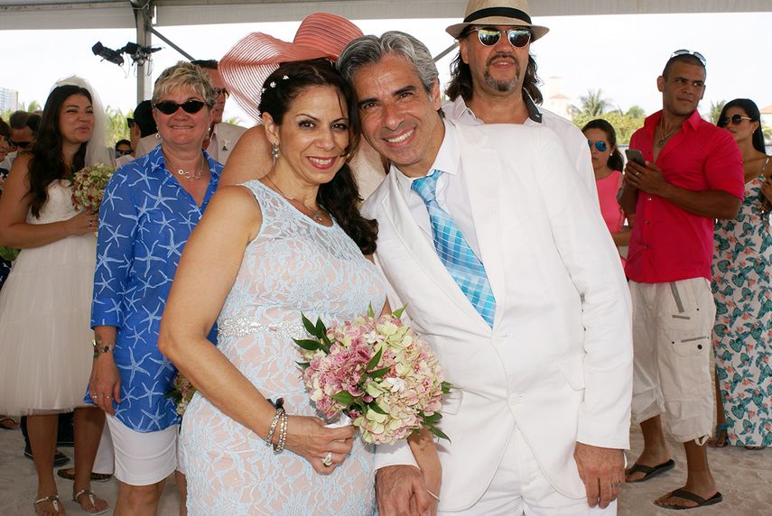 Una de las parejas presentes. (FRANK DONIKIAN)