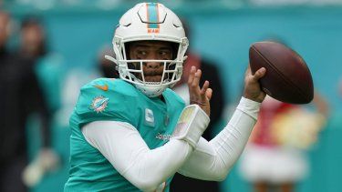 Tua Tagovailoa, quarterback de los Dolphins de Miami, busca enviar un pase en el encuentro del domingo 25 de diciembre de 2022, ante los Packers de Green Bay.