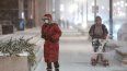 Una mujer cruza la calle mientras desafía el clima invernal antes de las vacaciones de Navidad, en Chicago el 22 de diciembre de 2022.