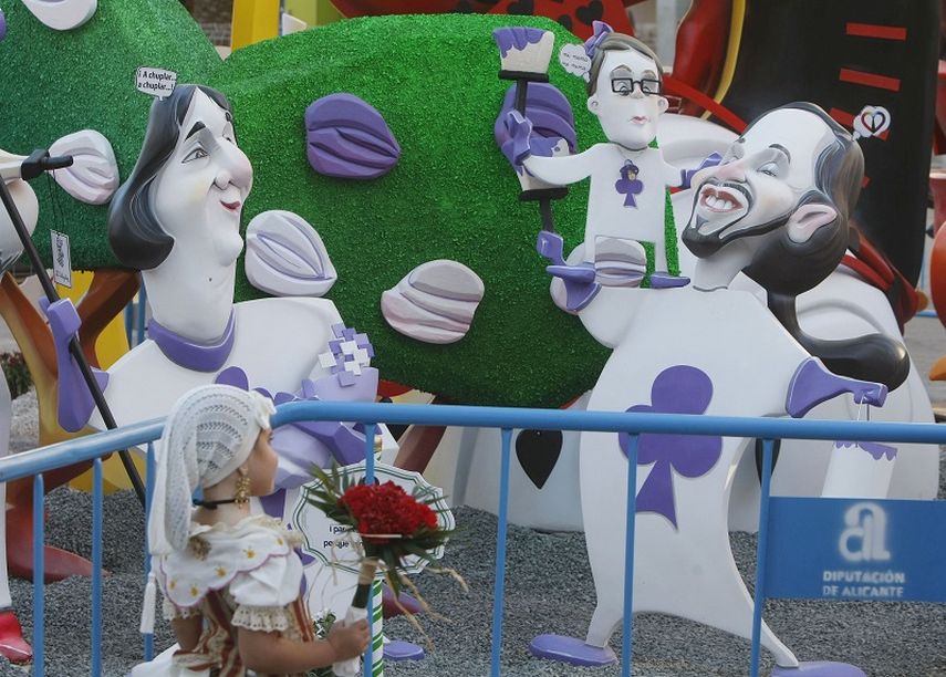 Caricaturas de los candidatos al Palacio de la Moncloa durante las hogueras de San Juan. (EFE)
