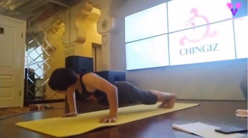 Niño de nueve años bate el récord mundial de flexiones