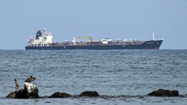 El buque cisterna de petróleo y productos químicos Sea Horse,&nbsp; permanece anclado frente a la costa de Puerto Cabello, Venezuela, el 29 de marzo de 2026. El Sea Horse transportaba diésel ruso a Cuba, pero cambió de ruta hacia Venezuela a principios de semana. (AFP)
