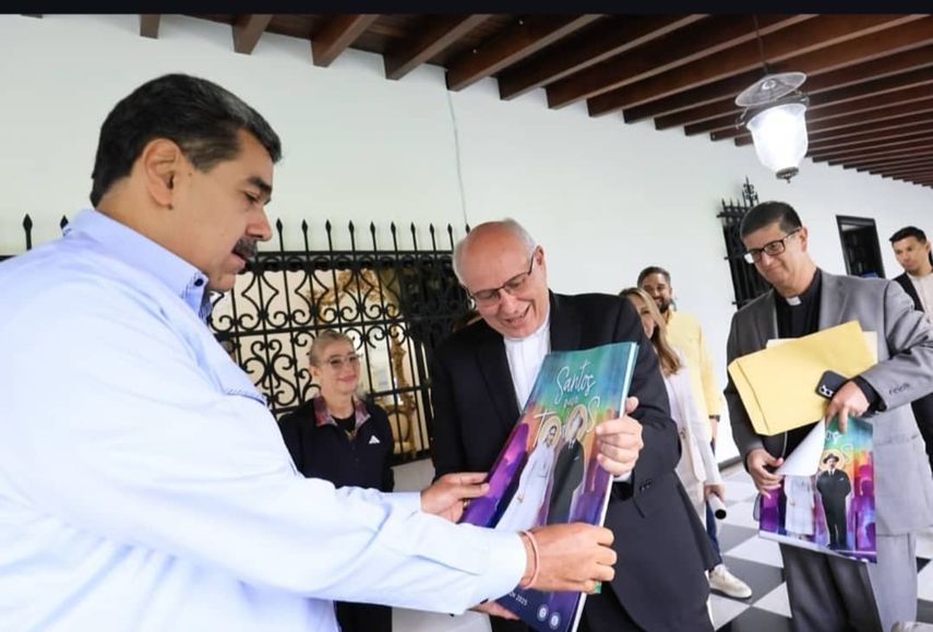 Durante encuentro con Nicolás Maduro, el arzobispo de Caracas, monseñor Raúl Biord, y el rector de la UCAB, padre Arturo Peraza, le entregaron al&nbsp; el afiche de la canonización del Dr José Gregorio Hernández y la madre Carmen Rendiles.