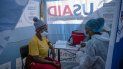 En esta fotografía del 2 de julio de 2020, la enfermera Nomautanda Siduna, derecha, habla con una paciente VIH positivo en una clínica móvil en Ngodwana, Sudáfrica. En esta fotografía del 2 de julio de 2020, la enfermera Nomautanda Siduna, derecha, habla con una paciente VIH positivo en una clínica móvil en Ngodwana, Sudáfrica.