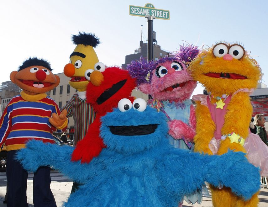 Los personajes de Sesame Street Live en una calle cerca del Madison Square Garden.