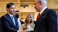 El secretario de Estado de EEUU Marco Rubio estrecha la mano del primer ministro israelí Benjamín Netanyahu durante su visita a Tel Aviv.