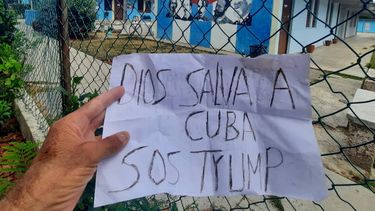 Carteles exhibidos en diferentes provincias cubanas.