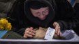 Roza llora encima del cadáver de su esposo Oleksandr Maksymenko, de 38 años, durante su funeral el lunes 13 de febrero de 2023, en el poblado de Kniazhychi, al este de Kiev, Ucrania.&nbsp;