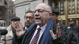 &nbsp;En esta foto de archivo del 2 de diciembre de 2019, el abogado Alan Dershowitz habla con la prensa frente al tribunal federal en Nueva York. Dershowitz, profesor de derecho jubilado, forma parte del equipo defensor del presidente Donald Trump en su juicio pol&iacute;tico.&nbsp;
