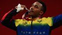 El venezolano Julio Rubén Mayora Pernia posa con su medalla de plata en el podio de la ceremonia de victoria de la competencia de halterofilia masculina de 73 kg durante los Juegos Olímpicos de Tokio 2020 El venezolano Julio Rubén Mayora Pernia posa con su medalla de plata en el podio de la ceremonia de victoria de la competencia de halterofilia masculina de 73 kg durante los Juegos Olímpicos de Tokio 2020