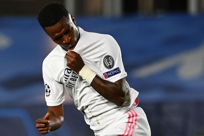El delantero brasileño del Real Madrid Vinicius Junior celebra tras marcar un gol durante el partido de ida de cuartos de final de la UEFA Champions ante el Liverpool