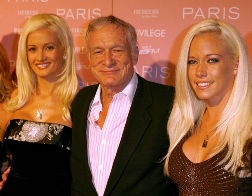 Hugh Hefener (Centro) con sus exnovias Holly Madison (Izquierda) y Kendra Wilkinson (Derecha). (PINTEREST)