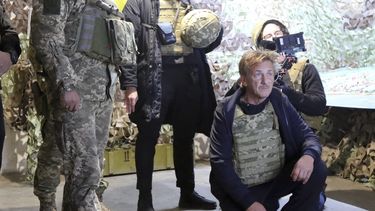 Esta imagen proporcionada por el Servicio de Prensa de las Fuerzas de Operación Conjunta de Ucrania muestra al actor y productor Sean Penn durante una visita a puestos de las Fuerzas Armadas Ucranianas cerca del frente de batalla en la región de Donetsk, Ucrania, el 18 de noviembre de 2021. Rusia sanciona a los actores Sean Penn y Ben Stiller.