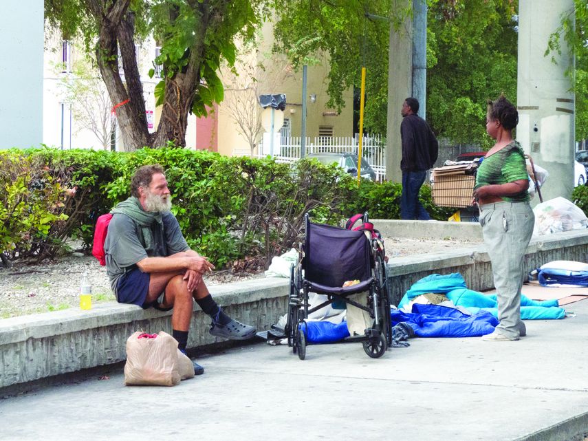 Los desamparados pueden estar y dormir en las aceras siempre y cuando no obstaculicen en paso peatonal