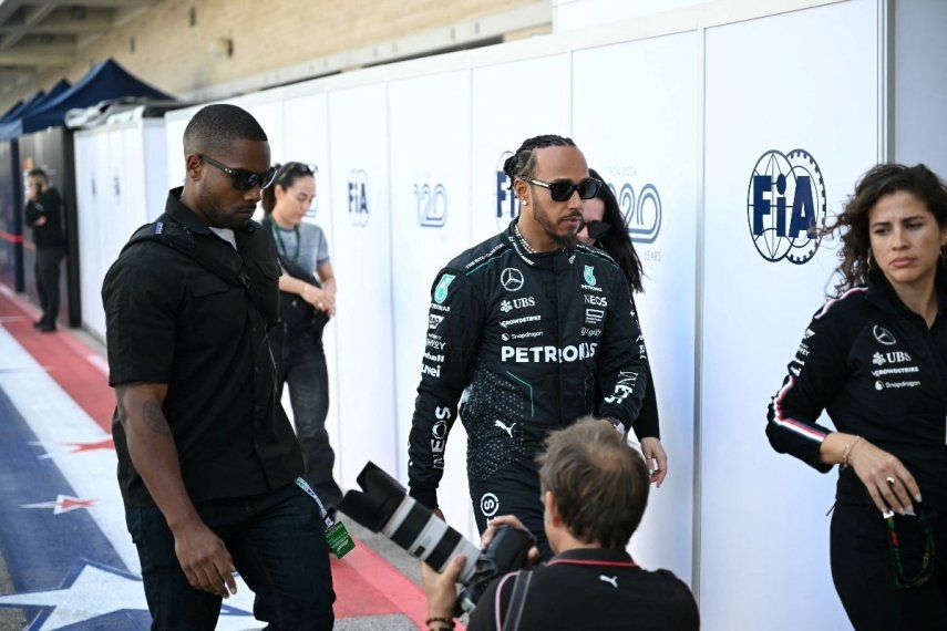 El piloto británico de Mercedes, Lewis Hamilton, camina por el paddock antes del Gran Premio de Fórmula 1 de Estados Unidos en el Circuito de las Américas en Austin, Texas, el 17 de octubre de 2024.&nbsp;