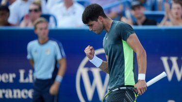 En foto del domingo 20 de agosto del 2023, el español Carlos Alcaraz reacciona tras ganar un punto ante el serbio Novak Djokovic en la final del Abierto de Cincinnati.
