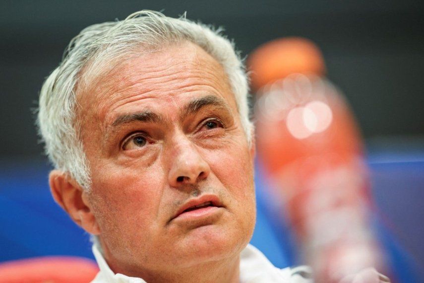 El entrenador del Benfica, José Mourinho, reacciona durante una conferencia de prensa en la víspera del partido de ida de los playoffs de la ronda eliminatoria de la UEFA Champions League contra el Real Madrid en el Benfica Campus en Seixal, a las afueras de Lisboa, el 16 de febrero de 2026.&nbsp;