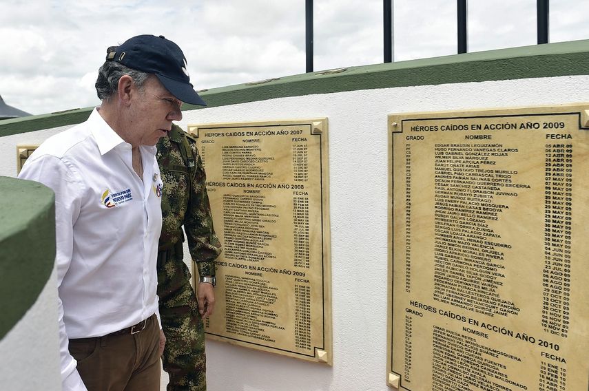 Fotografía cedida por la presidencia de Colombia del mandatario Juan Manuel Santos durante un homenaje a los integrantes de las Fuerzas Armadas caídos en el conflicto armado
