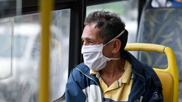 Un hombre usa una m&aacute;scara facial mientras viaja en un autob&uacute;s del sistema de tr&aacute;nsito r&aacute;pido en la ciudad de Guatemala el 31 de julio de 2020, en medio de la nueva pandemia de coronavirus. El transporte p&uacute;blico de la ciudad de Guatemala comenz&oacute; a operar a baja capacidad y con protocolos de higiene siguiendo la orden del presidente de Guatemala, Alejandro Giammattei, de comenzar la reactivaci&oacute;n de las actividades econ&oacute;micas.