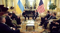 El presidente de Ucrania, Volodimir Zelenski, reunido con la delegación estadounidense en París