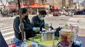 Ruth Palacios (izq) y su esposo Arturo Xelo trabajando en un puesto callejero de venta de frutas en el barrio de Corona, en Queens, Nueva York. Ruth Palacios (izq) y su esposo Arturo Xelo trabajando en un puesto callejero de venta de frutas en el barrio de Corona, en Queens, Nueva York.