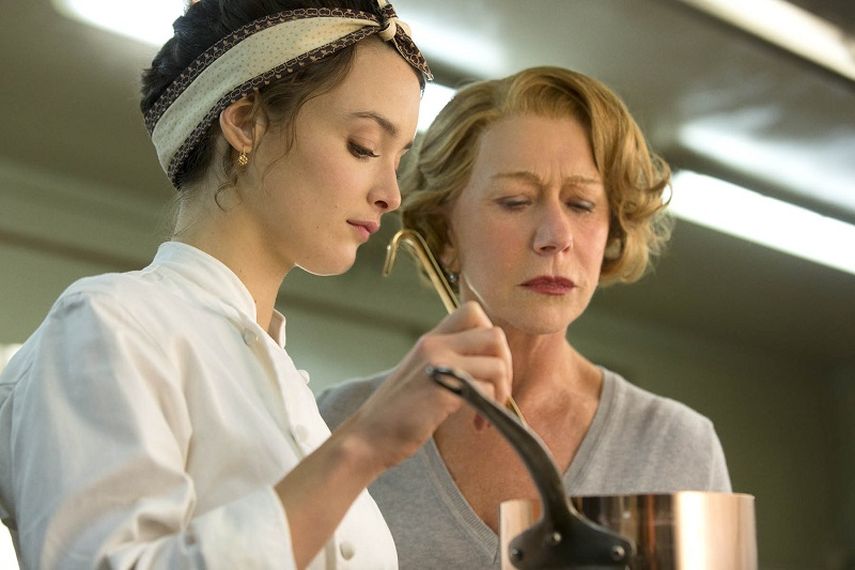 Charlotte Le Bon, izquierda, como Marguerite y Helen Mirren en el papel de Madame Mallory la chef y dueña del restaurante Le Seule Pleurer en una escena de The Hundred-Foot Journey (AP)