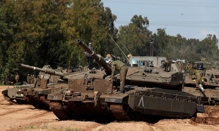 Soldados israelíes montan guardia junto a carros de combate Merkava y APC, cerca de la Franja de Gaza, tras el lanzamiento hacia su territorio de alrededor de 30 cohetes y proyectiles de mortero por milicias palestinas.