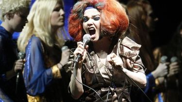 Para los trajes que lució en escena, Bjork contó con la colaboración de Olivier Rousteing, director creativo de la firma de lujo francesa Balmain.