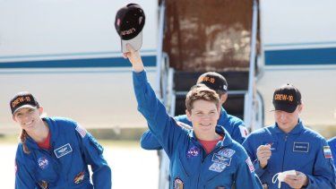 La comandante de la tripulación SpaceX Crew-10, Anne McClain, saluda a sus compañeros a su llegada a la Estación Espacial Internacional (EEI) del Centro Espacial Kennedy en Cabo Cañaveral, Florida, el 7 de marzo de 2025. 