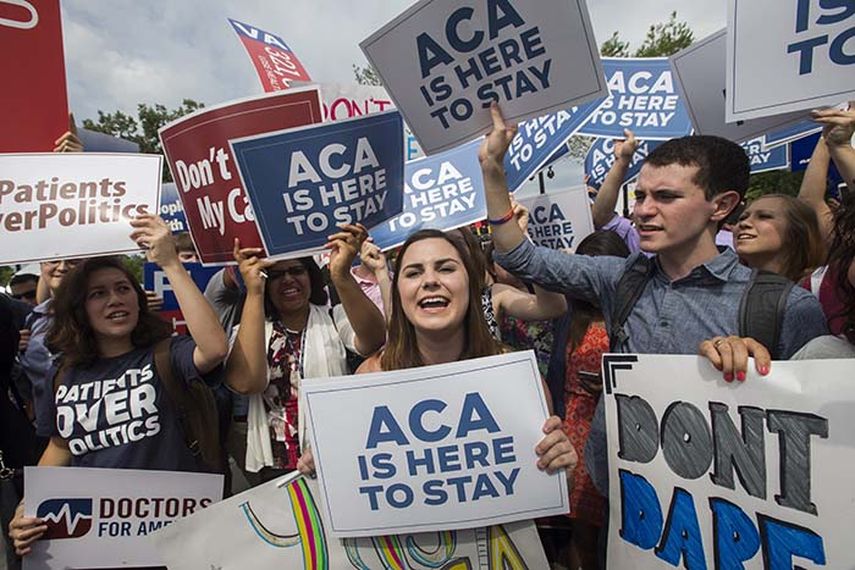 Fuera del Tribunal Supremo, decenas de partidarios de la Obamacare gritaban: ACA está aquí para quedarse, en referencia a Affordable Care Act, el nombre oficial de la reforma sanitaria de Obama.(CORTESÍA)