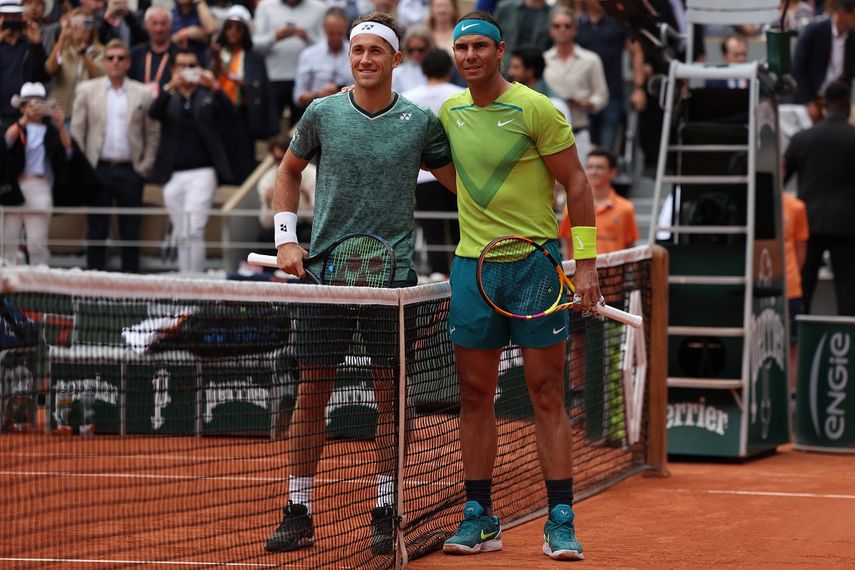 El español Rafael Nadal (R) y el noruego Casper Ruud (L) posan antes del inicio del partido final de individuales masculinos entre el día quince del torneo de tenis Abierto de Roland-Garros en la Corte Philippe-Chatrier de París el 5 de junio de 2022. &nbsp; &nbsp;