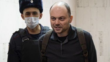 El activista opositor ruso Vladimir Kara-Murza es escoltado a una vista en una corte en Moscú, Rusia, el 8 de febrero de 2023. Una corte en Moscú condenó al destacado opositor por los cargos de traición y denigrar al ejército ruso, y le sentenció a 25 años de prisión.&nbsp;