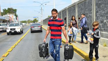 Una familia migrante venezolana llega a la ciudad mexicana de Nuevo Laredo, después de que las autoridades de EEUU los devolvieran a este país para esperar respuesta a su solicitud de asilo.